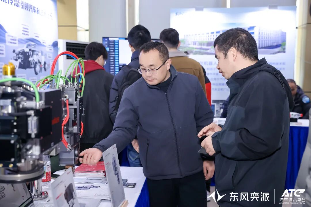 YH533388银河亮相东风奕派技术交流日，分享全域激光一体式总拼技术，展示高效焊接新路径！